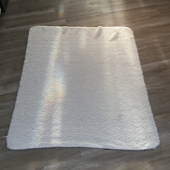 Victoria’s Secret plush throw black & pink - Picture 3 of 3